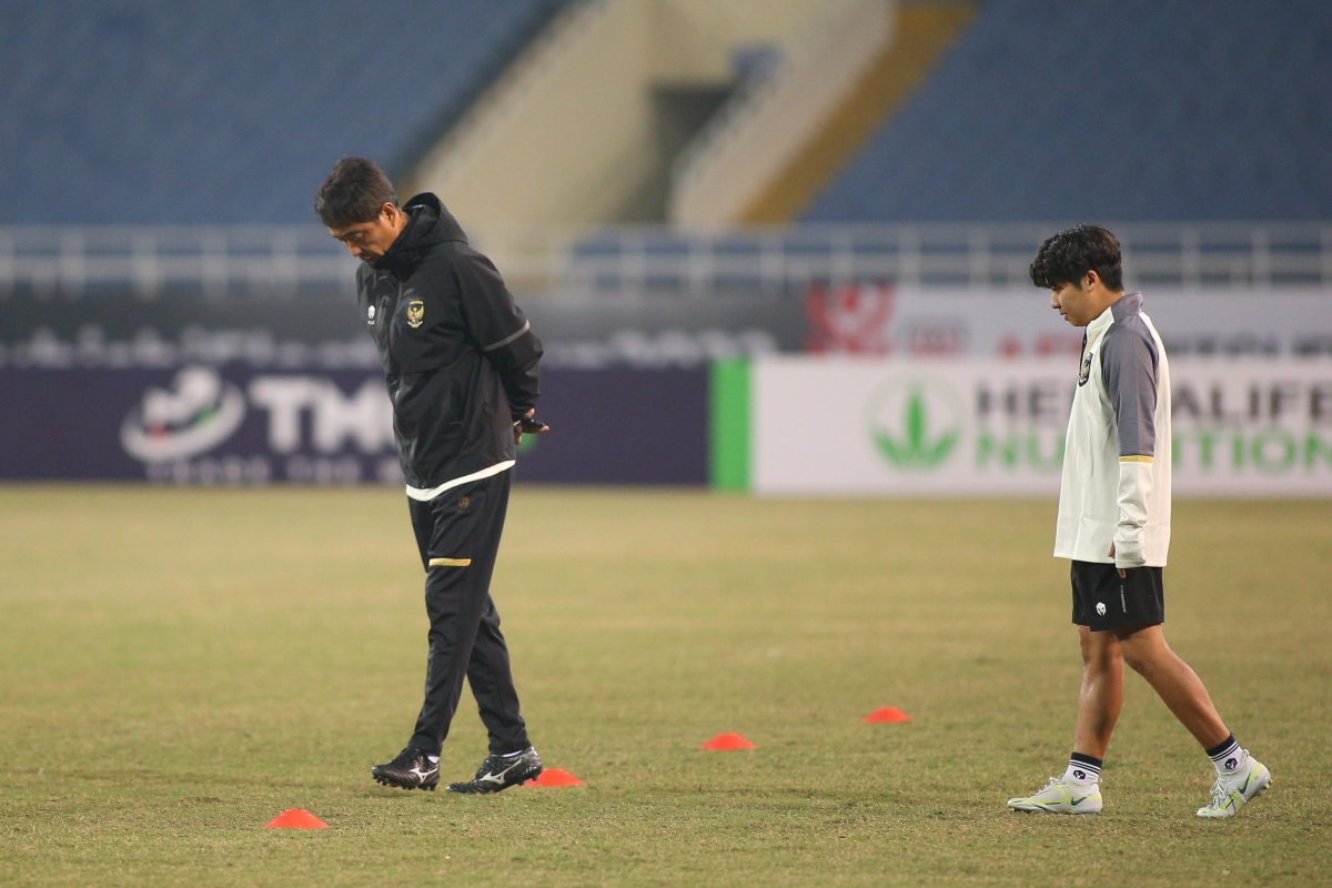 ĐT Indonesia soi kỹ từng cọng cỏ trong buổi làm quen sân Mỹ Đình 4 ĐT Indonesia soi kỹ từng cọng cỏ trong buổi làm quen sân Mỹ Đình 4