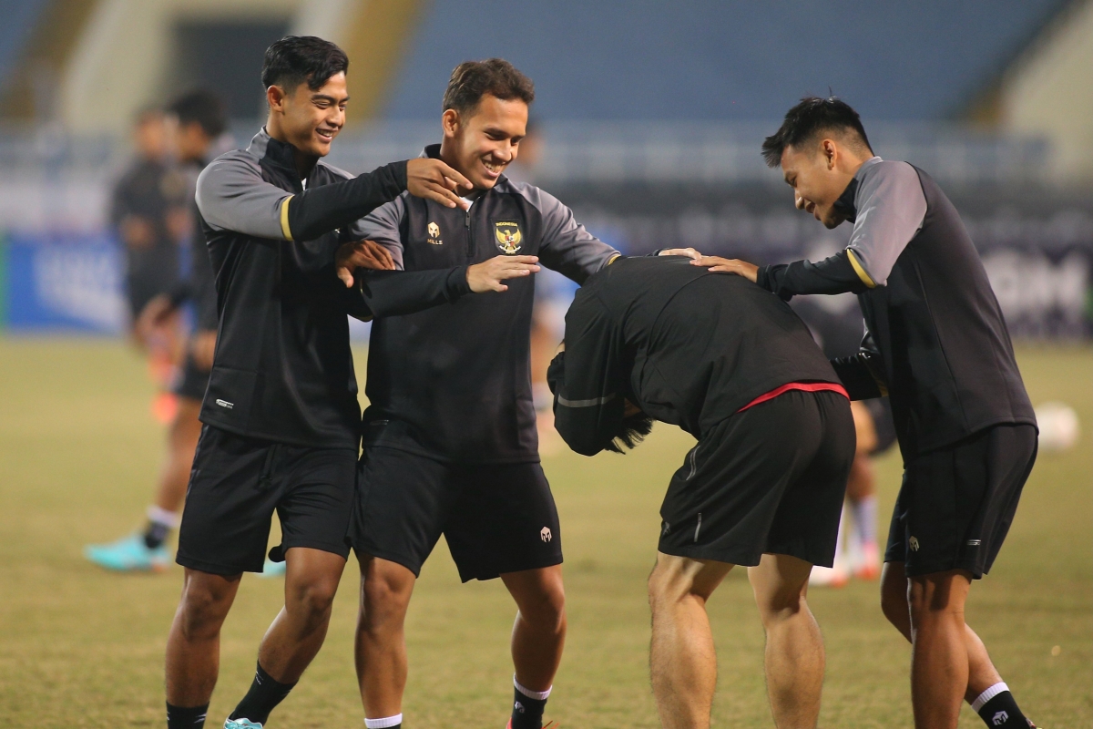 ĐT Indonesia soi kỹ từng cọng cỏ trong buổi làm quen sân Mỹ Đình 5 ĐT Indonesia soi kỹ từng cọng cỏ trong buổi làm quen sân Mỹ Đình 5