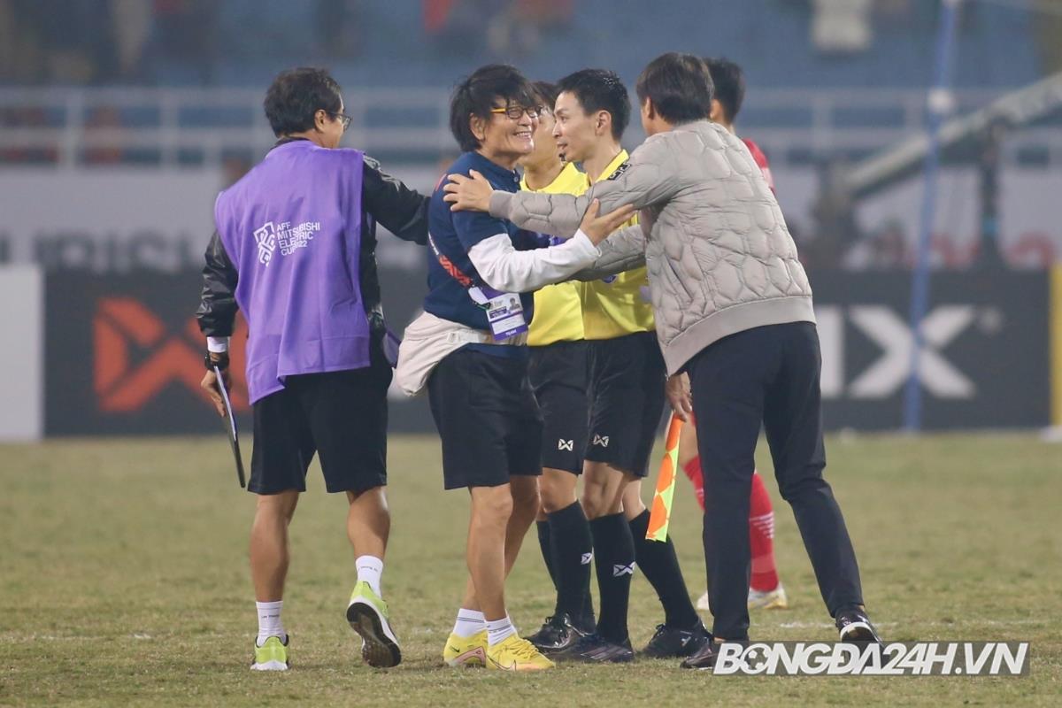 HLV Shin Tae Yong chúc mừng Văn Hậu cùng đồng nghiệp Hàn Quốc 4 HLV Shin Tae Yong chúc mừng Văn Hậu cùng đồng nghiệp Hàn Quốc 4