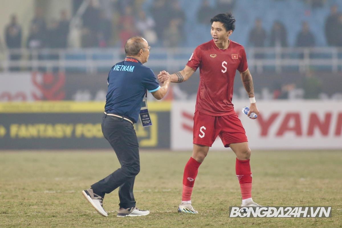 HLV Shin Tae Yong chúc mừng Văn Hậu cùng đồng nghiệp Hàn Quốc 6 HLV Shin Tae Yong chúc mừng Văn Hậu cùng đồng nghiệp Hàn Quốc 6