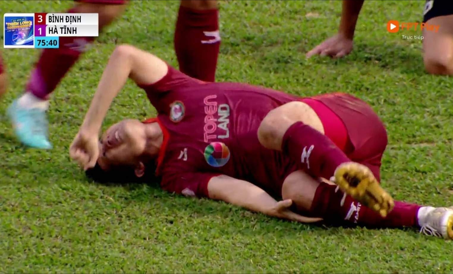 Đình Trọng dính chấn thương nặng trong ngày ĐT Việt Nam vào Chung kết AFF Cup 1