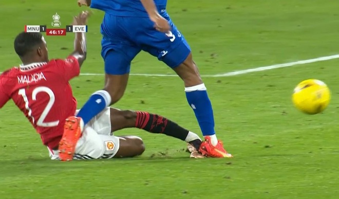 Tyrell Malacia lần thứ 2 liên tiếp thoát thẻ đỏ trực tiếp 4 Tyrell Malacia lần thứ 2 liên tiếp thoát thẻ đỏ trực tiếp 4