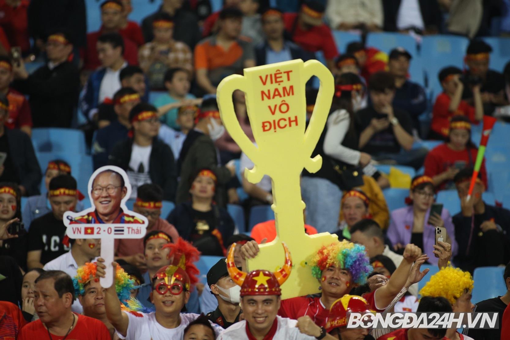 CĐV Việt Nam xếp chữ tri ân HLV Park Hang Seo 2