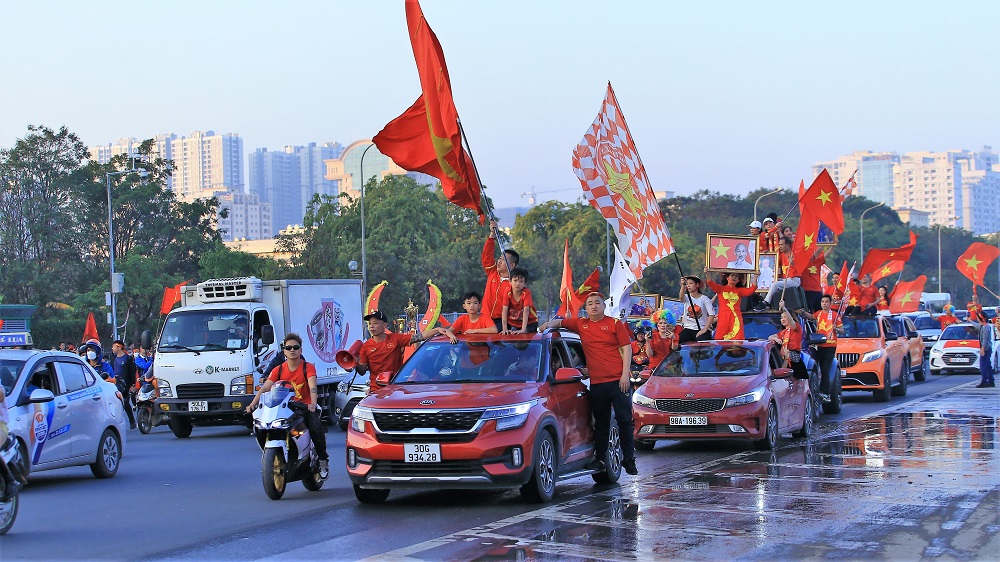 Các CĐV nhuộm đỏ sân Mỹ Đình, tiếp lửa ĐT Việt Nam đối đầu Thái Lan 1