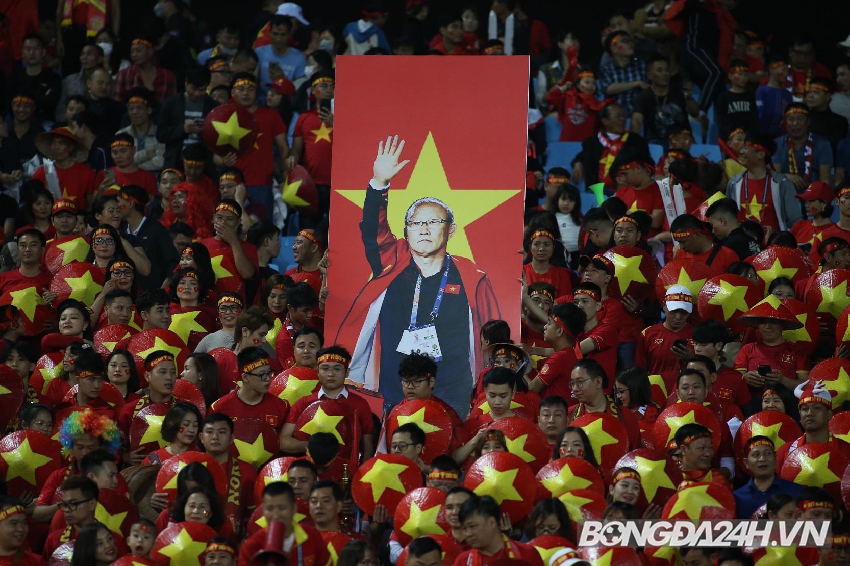 CĐV Việt Nam xếp chữ tri ân HLV Park Hang Seo 1