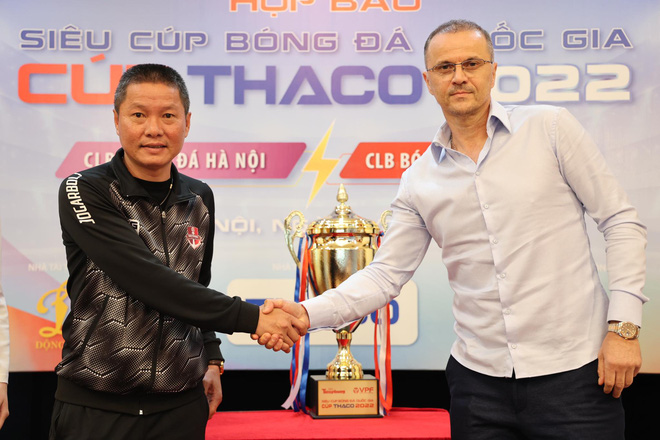 HLV Chu dinh Nghiem va ong Bozidar Bandovic gap mat truoc tran Sieu cup QG 2022 - anh: BTC