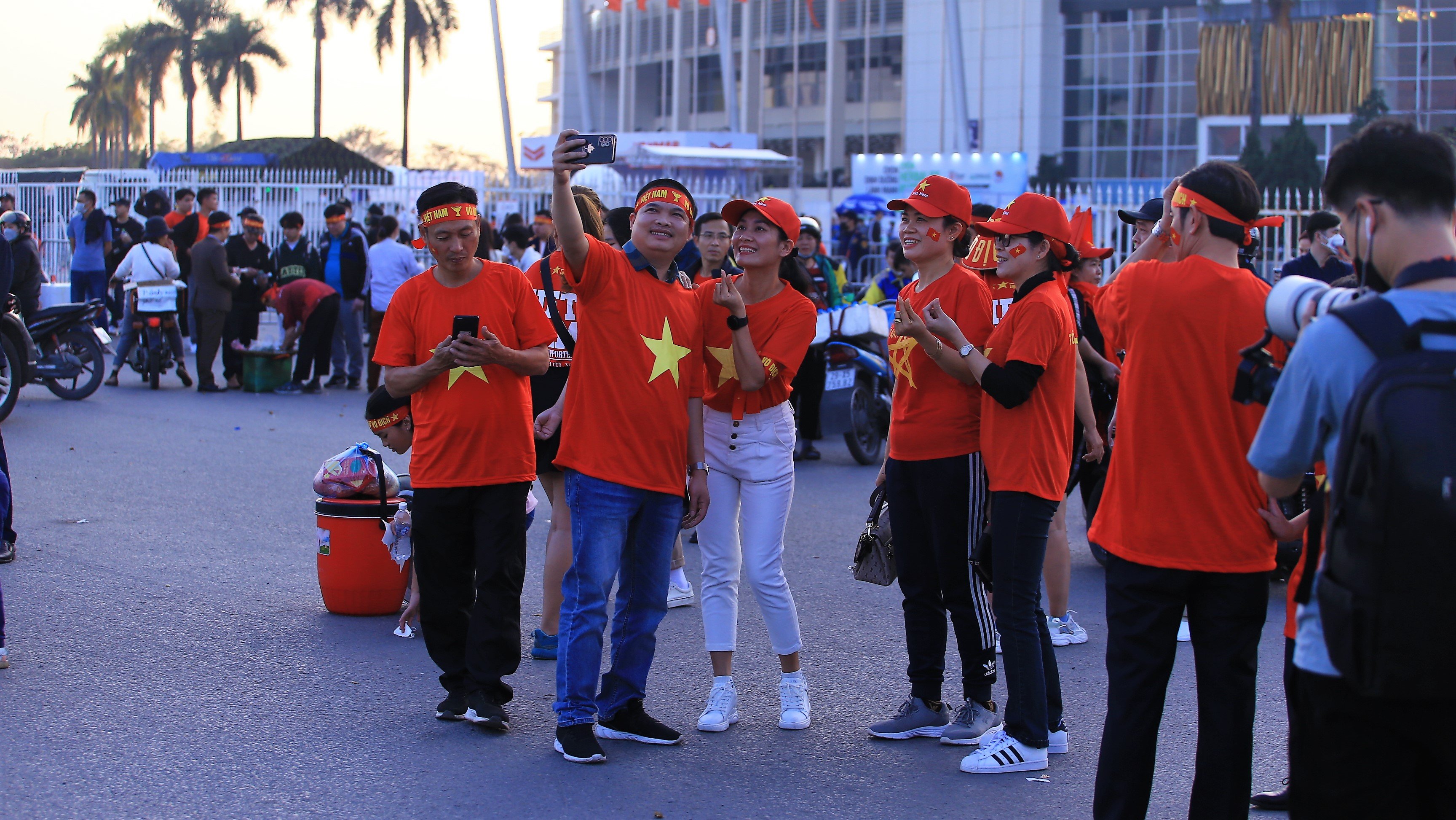 Các CĐV nhuộm đỏ sân Mỹ Đình, tiếp lửa ĐT Việt Nam đối đầu Thái Lan 2