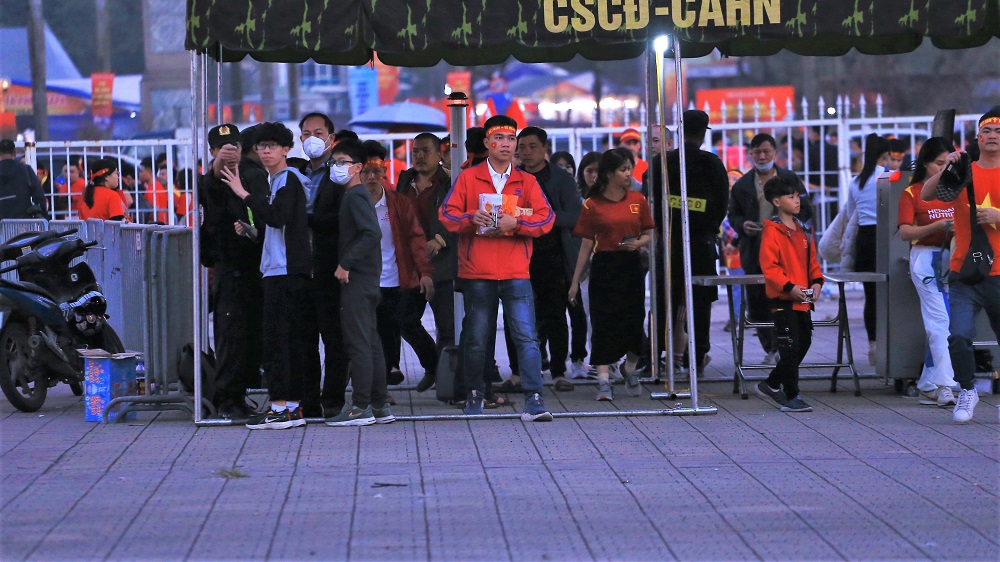 Các CĐV nhuộm đỏ sân Mỹ Đình, tiếp lửa ĐT Việt Nam đối đầu Thái Lan 5