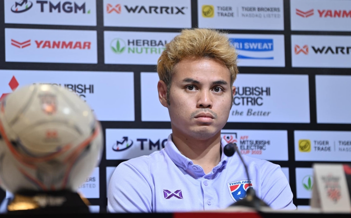 Theerathon Bunmathan chia se trong buoi hop bao truoc tran chung ket luot ve AFF 2022