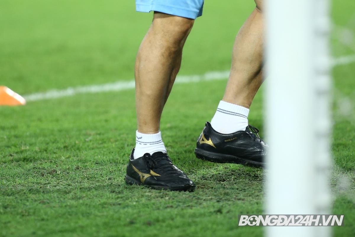 HLV Park Hang Seo soi từng met cỏ trên sân Thammasat 2