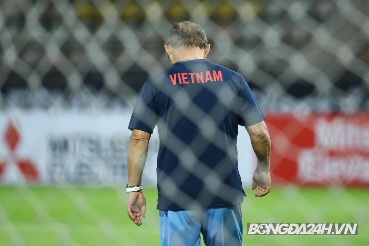 HLV Park Hang Seo soi từng met cỏ trên sân Thammasat 3