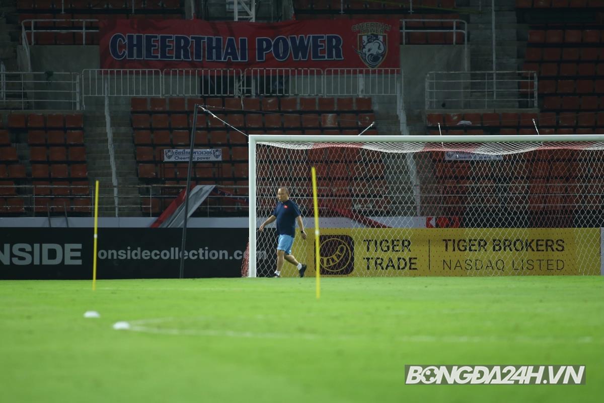HLV Park Hang Seo soi từng met cỏ trên sân Thammasat 4