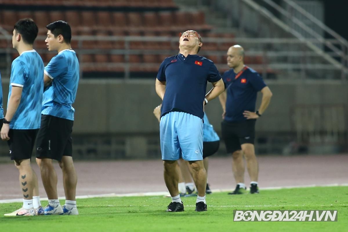 HLV Park Hang Seo soi từng met cỏ trên sân Thammasat 5