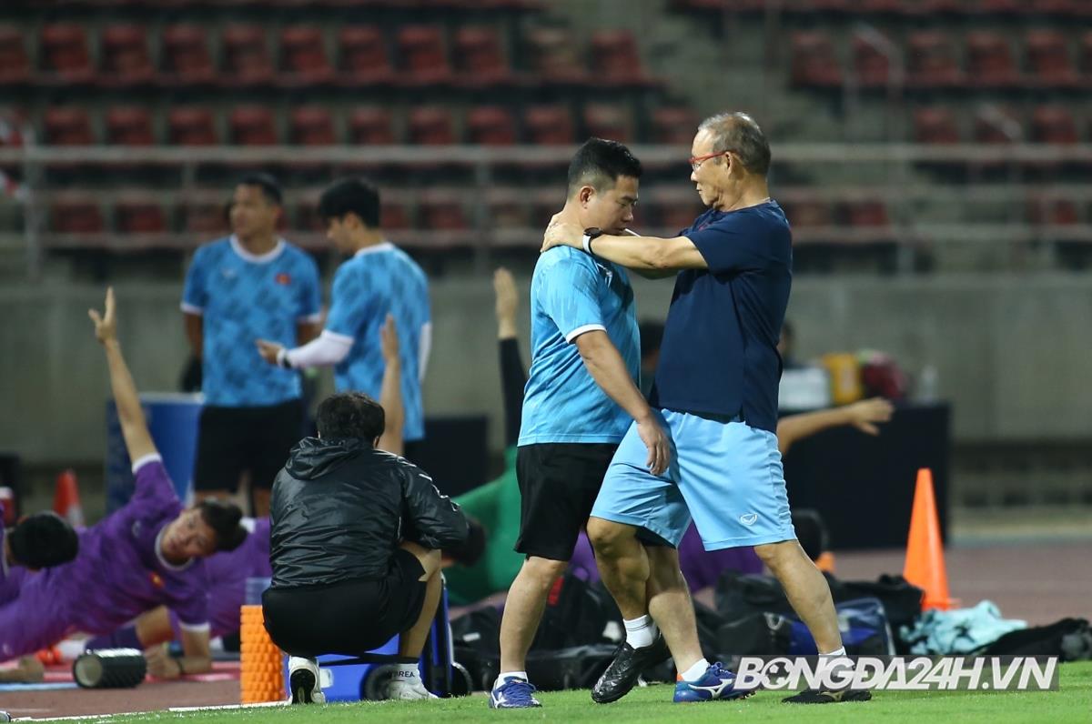 HLV Park Hang Seo soi từng met cỏ trên sân Thammasat 6