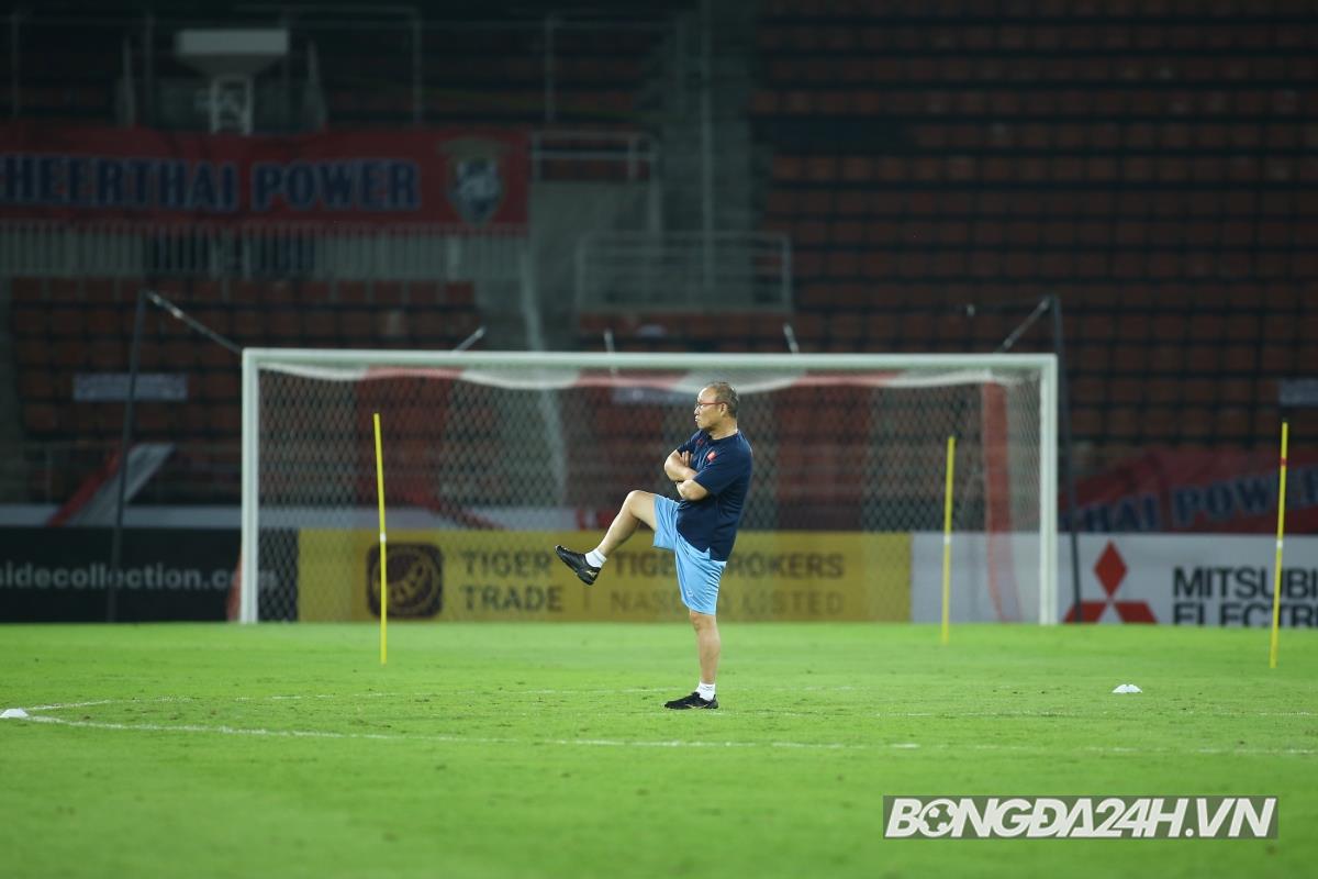 HLV Park Hang Seo soi từng met cỏ trên sân Thammasat 7