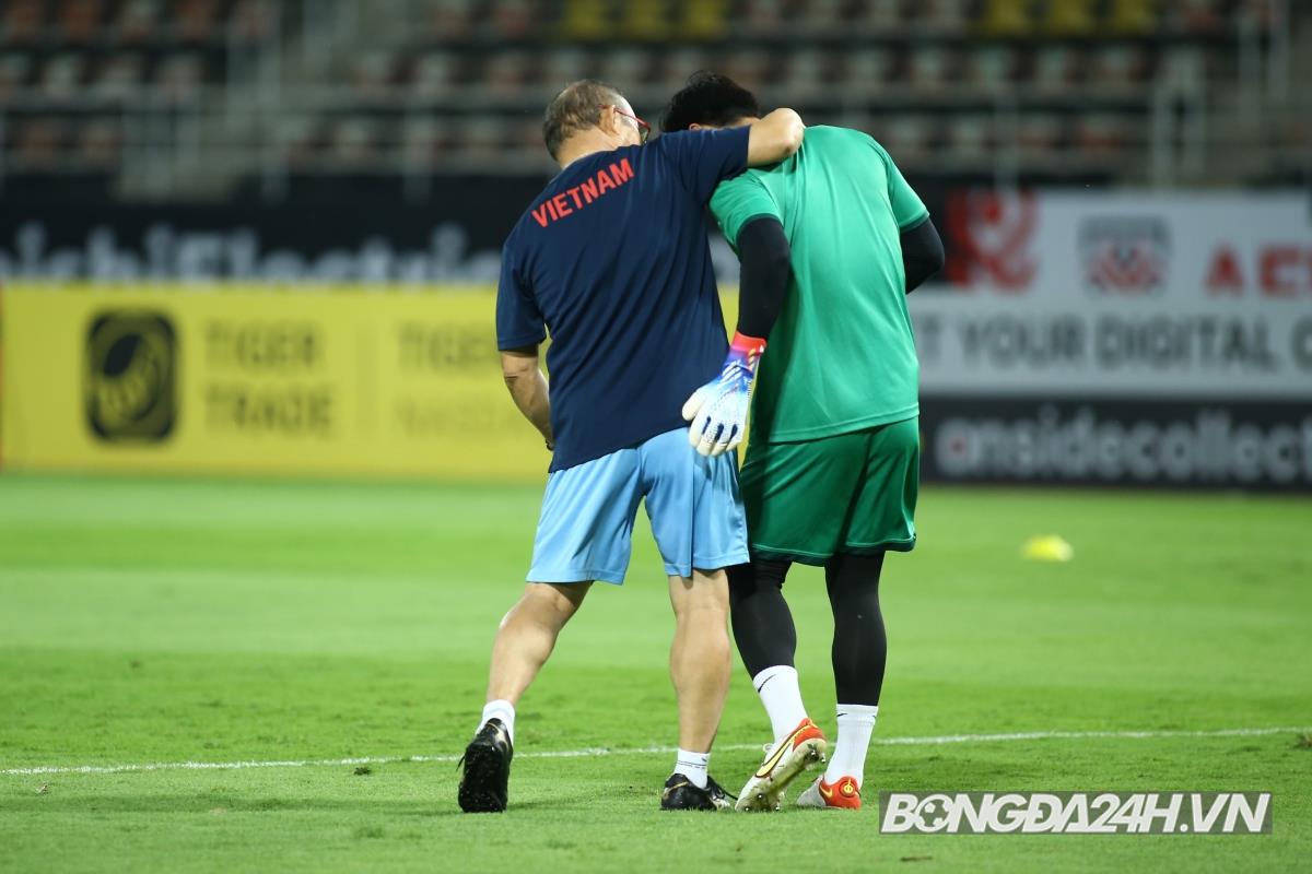 HLV Park Hang Seo soi từng met cỏ trên sân Thammasat 9