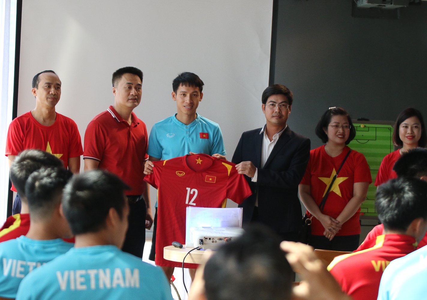 ĐT VN nhận động viên từ ĐSQ dT VN nhan dong vien tu dSQ