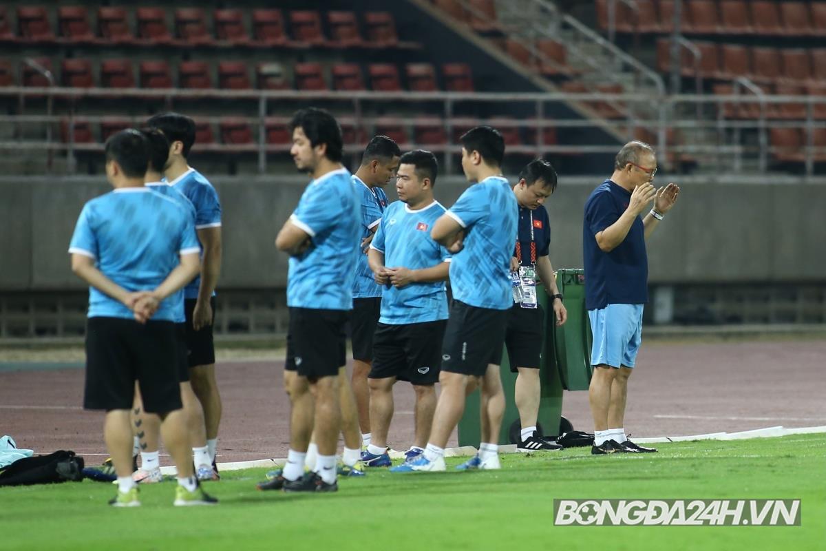 HLV Park Hang Seo soi từng met cỏ trên sân Thammasat 1