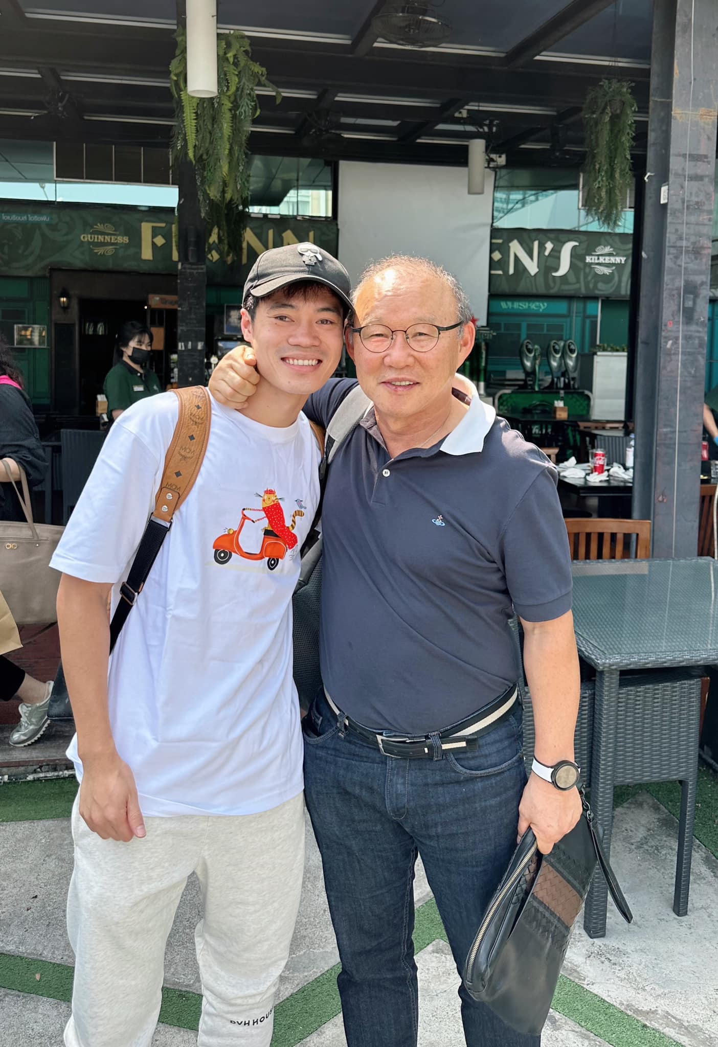 Văn Toàn chia tay các đồng đội để ở lại Thái Lan 2 Văn Toàn chia tay các đồng đội để ở lại Thái Lan 2