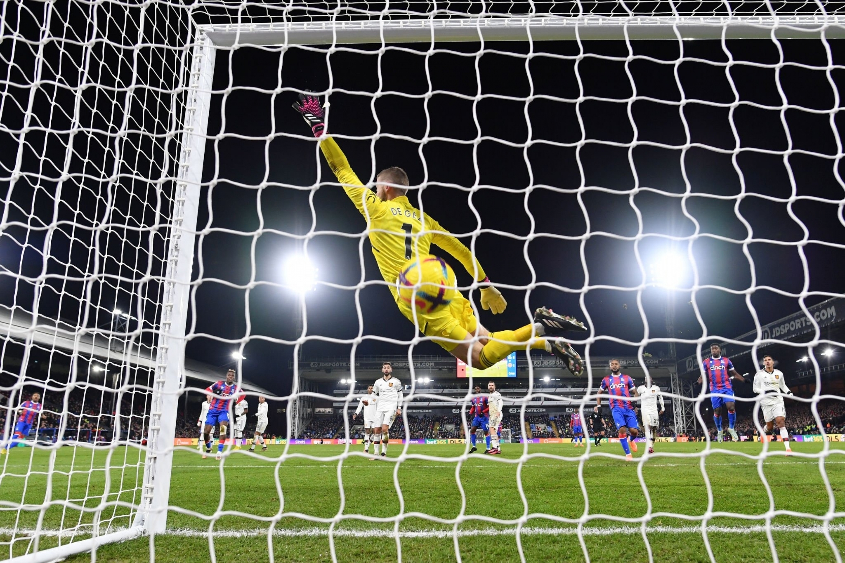 Cận cảnh cú đá phạt trực tiếp chấm dứt chuỗi thắng liên tiếp của MU 3