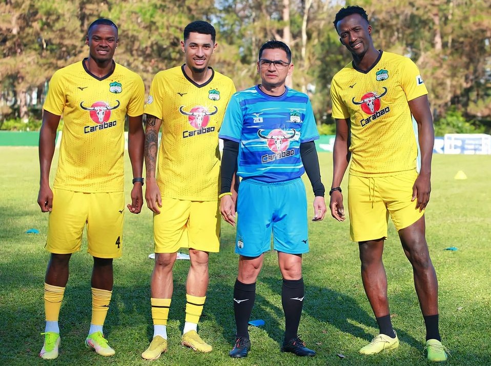 HLV Kiatisuk cùng các ngoại binh Paollo Oliveira Pape Diakite và Washington Brandao HLV Kiatisuk cung cac ngoai binh Paollo Oliveira Pape Diakite va Washington Brandao