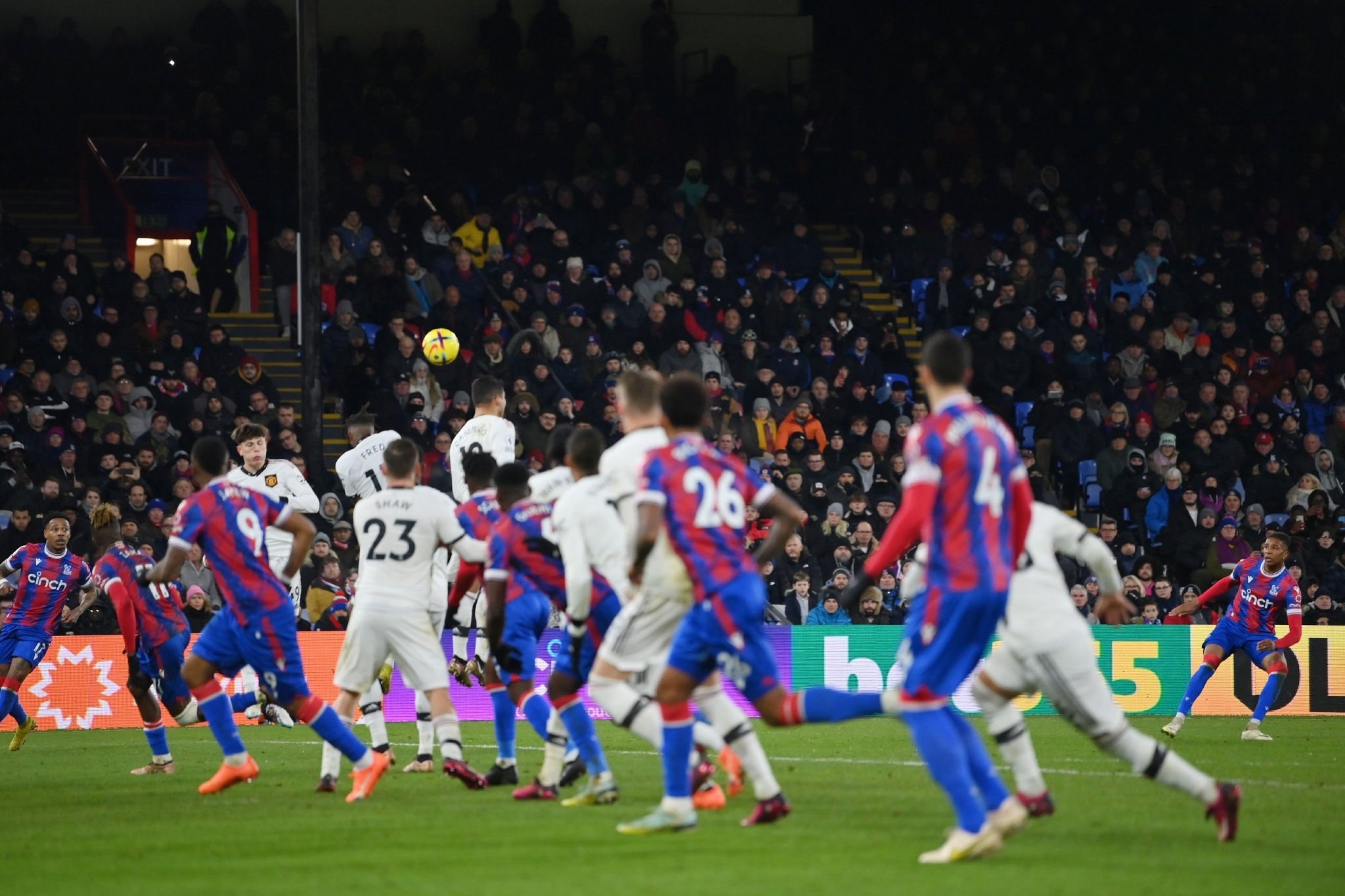 Cận cảnh cú đá phạt trực tiếp chấm dứt chuỗi thắng liên tiếp của MU 1