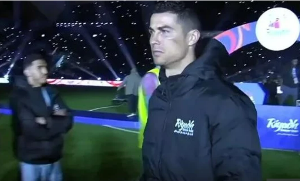 Cristiano Ronaldo bối rối khi được vinh danh 1