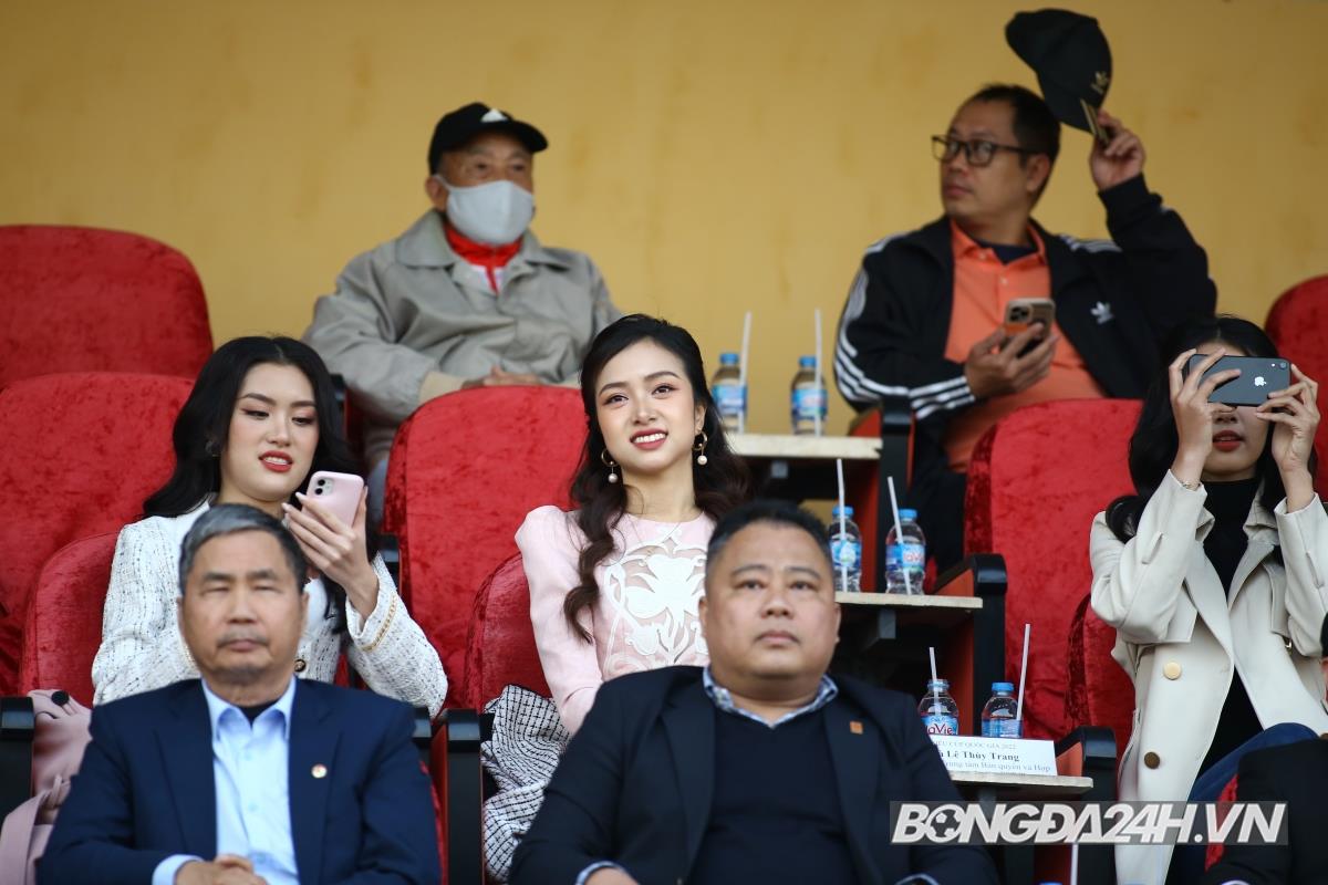 Dàn hoa hậu tới tiếp lửa trận Siêu cúp Quốc gia 1