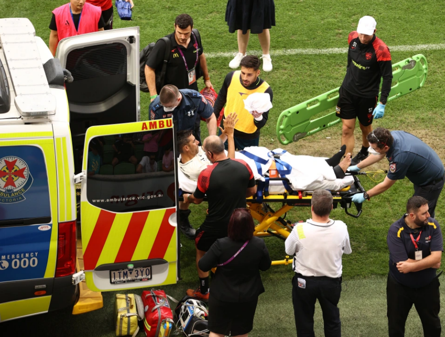 Cầu thủ bị gãy chân chờ đợi trong đau đớn vì không có xe cứu thương 2