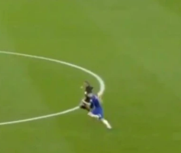 CĐV Arsenal lo lắng khi Jorginho chạy thua cả trọng tài 2