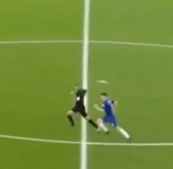 CĐV Arsenal lo lắng khi Jorginho chạy thua cả trọng tài 3