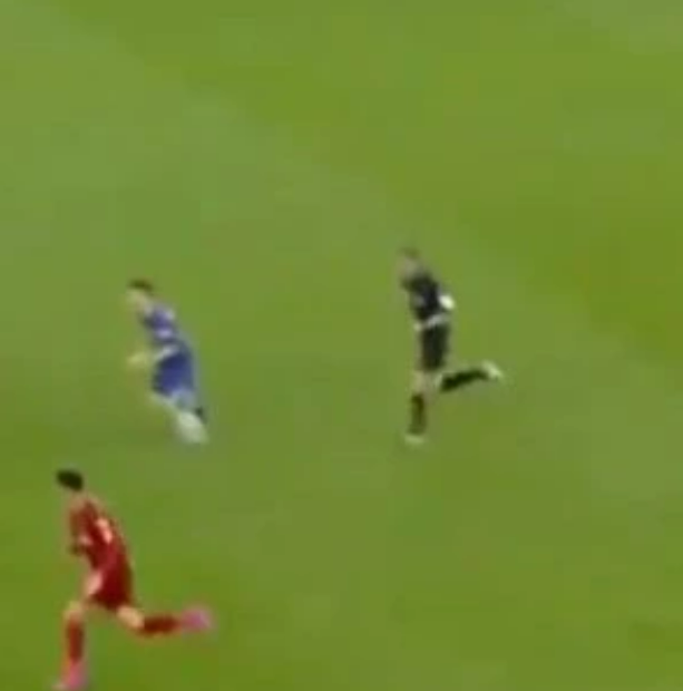 CĐV Arsenal lo lắng khi Jorginho chạy thua cả trọng tài 1