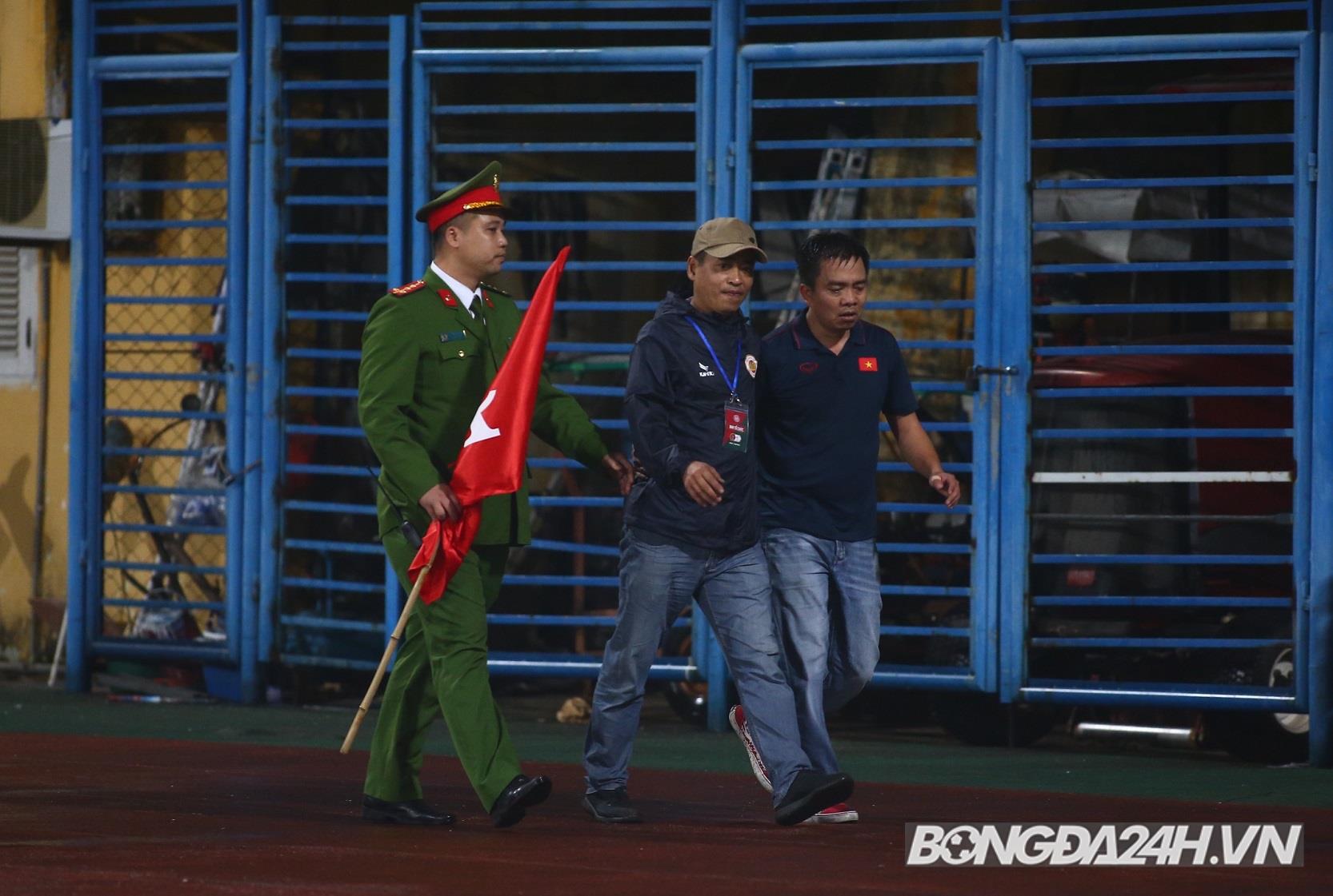 Fan cuồng của CLB Công an Hà Nội lao xuống sân ở trận gặp Bình Định 2