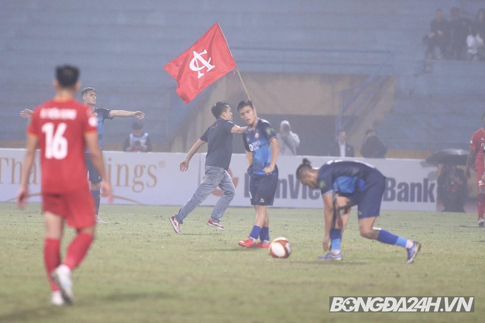 Fan cuồng của CLB Công an Hà Nội lao xuống sân ở trận gặp Bình Định 1