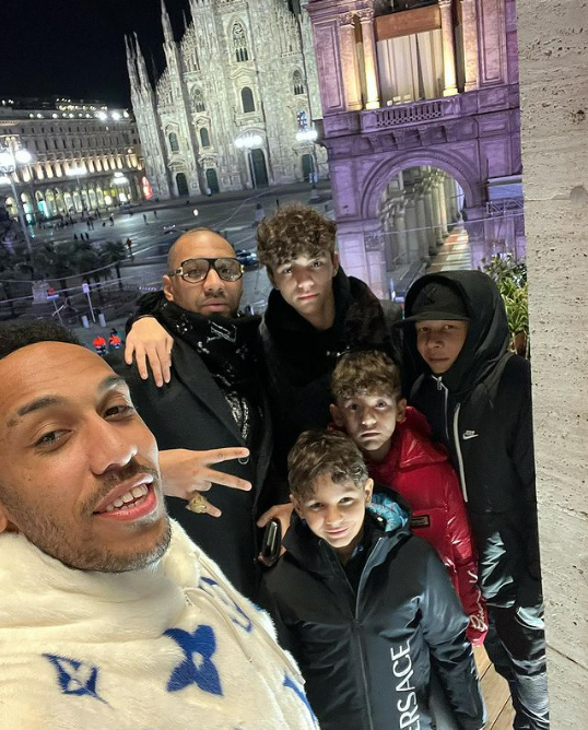 Aubameyang chụp ảnh ở Milan sau khi bị loại khỏi đội hình Chelsea 1