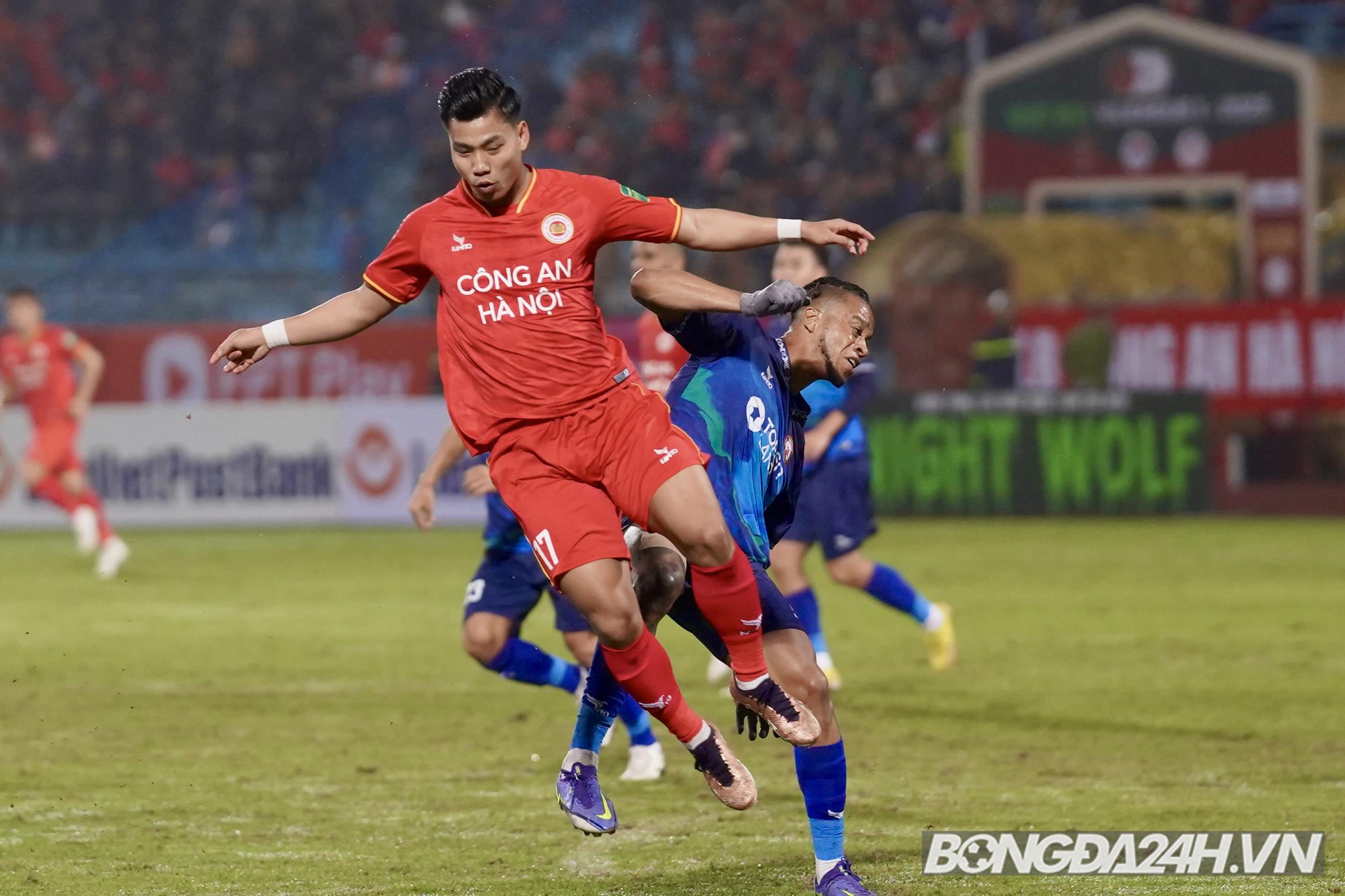 Văn Hậu cực gắt trong màu áo CAHN khi đối đầu bạn thân Đức Chinh 8