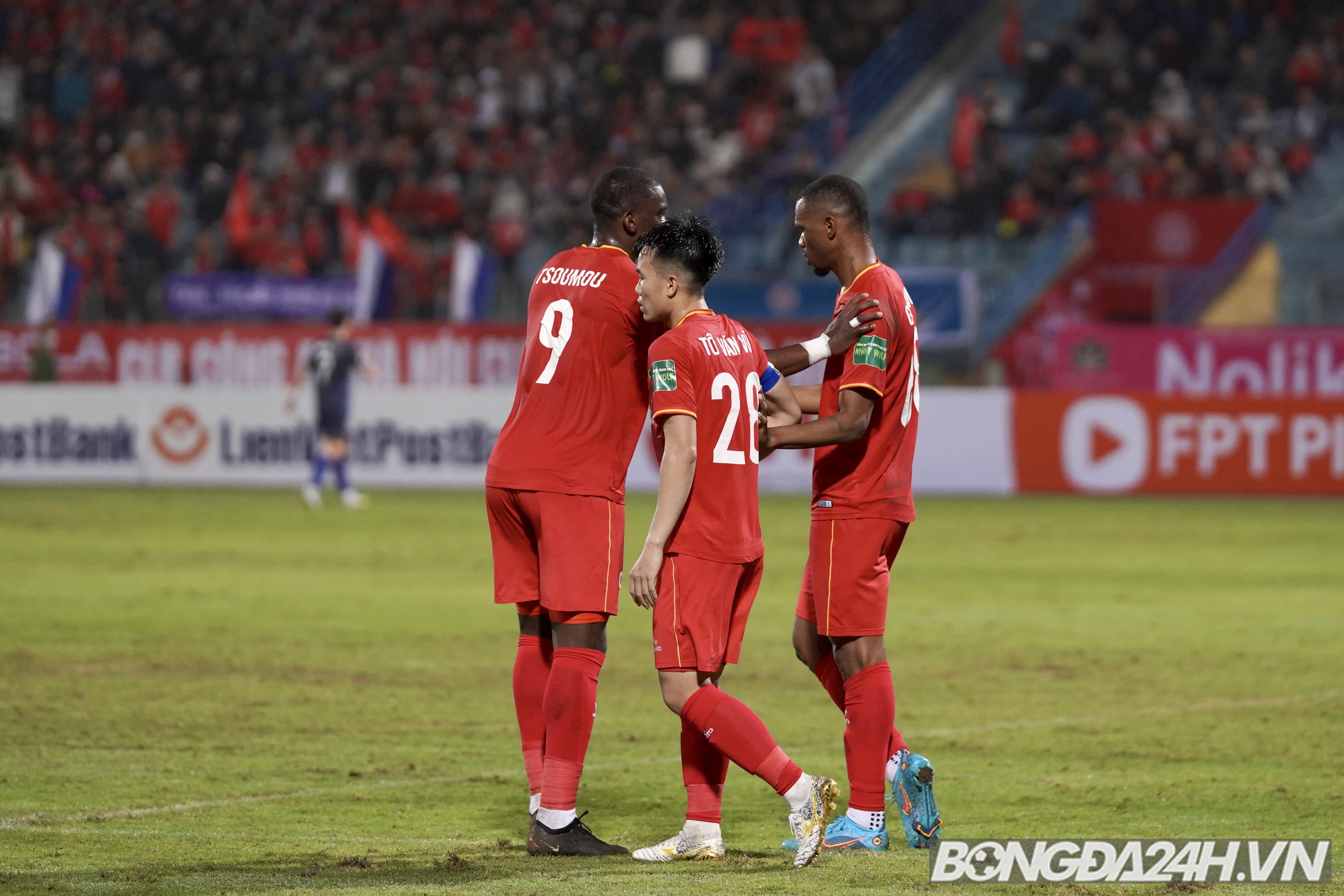 Văn Hậu cực gắt trong màu áo CAHN khi đối đầu bạn thân Đức Chinh 9