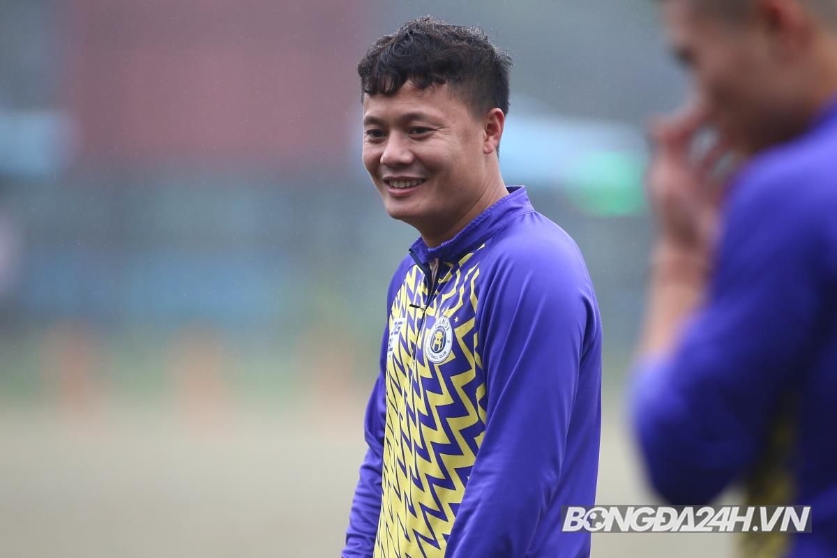 Tien ve Thanh Luong chia se truoc buoi tap cua CLB Ha Noi chieu 7/2