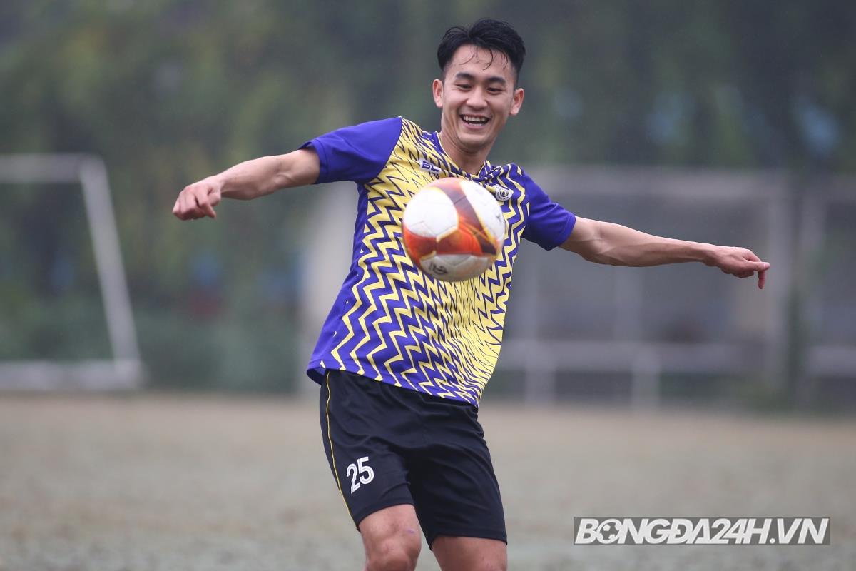 Hà Nội luyện công dưới mưa chuẩn bị chạm trán CLB CAHN 3