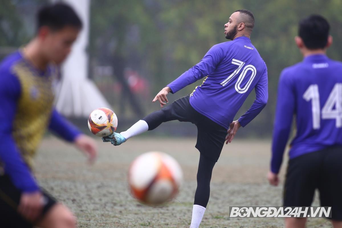 Hà Nội luyện công dưới mưa chuẩn bị chạm trán CLB CAHN 4