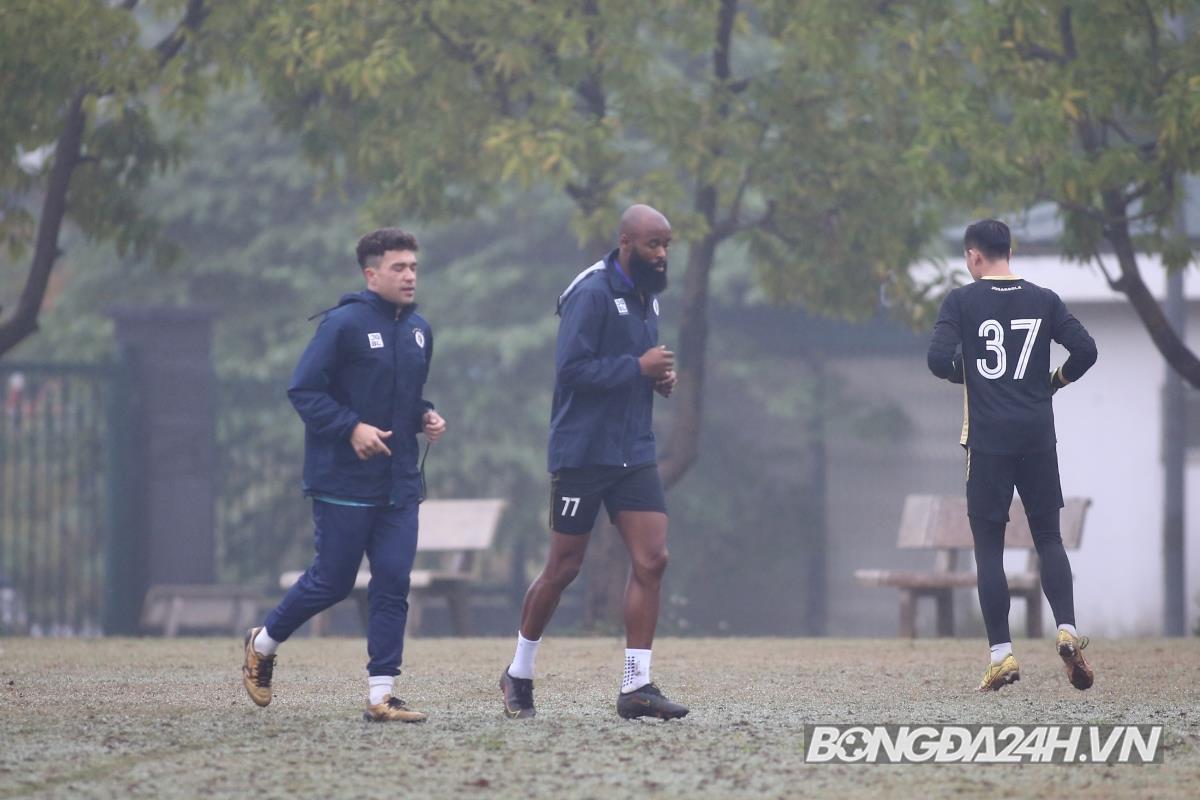 Hà Nội luyện công dưới mưa chuẩn bị chạm trán CLB CAHN 6