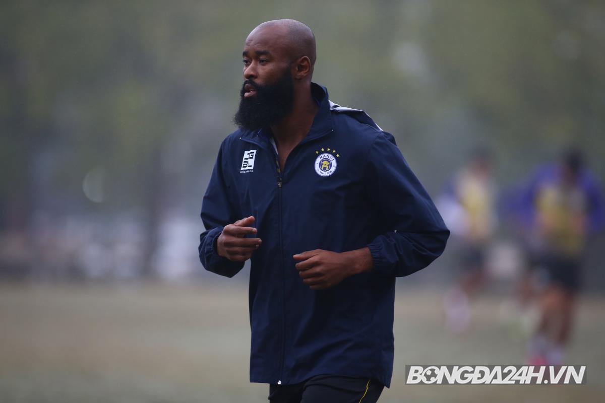 Hà Nội luyện công dưới mưa chuẩn bị chạm trán CLB CAHN 7