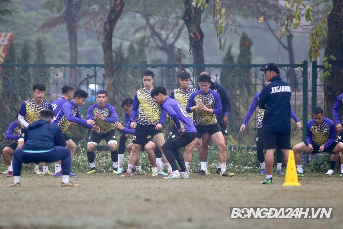 Hà Nội luyện công dưới mưa chuẩn bị chạm trán CLB CAHN 8