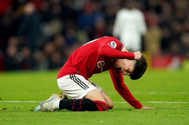 Alejandro Garnacho khong hai long sau tran hoa Leeds United