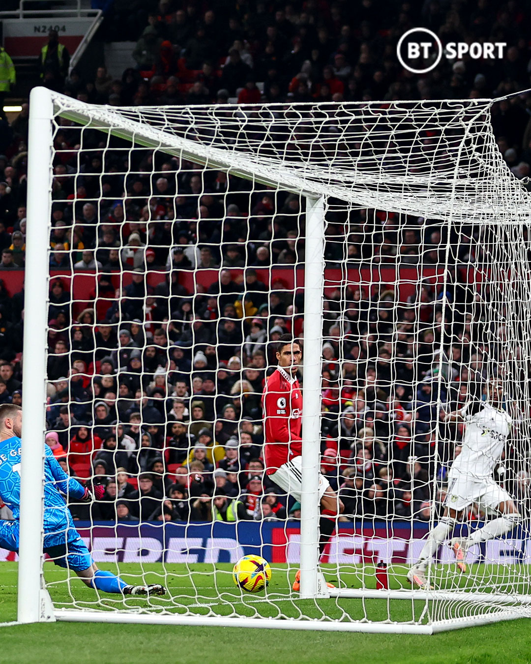 Ghi 2 bàn trong 8 phút, MU vẫn không thể giành 3 điểm trước Leeds United 4