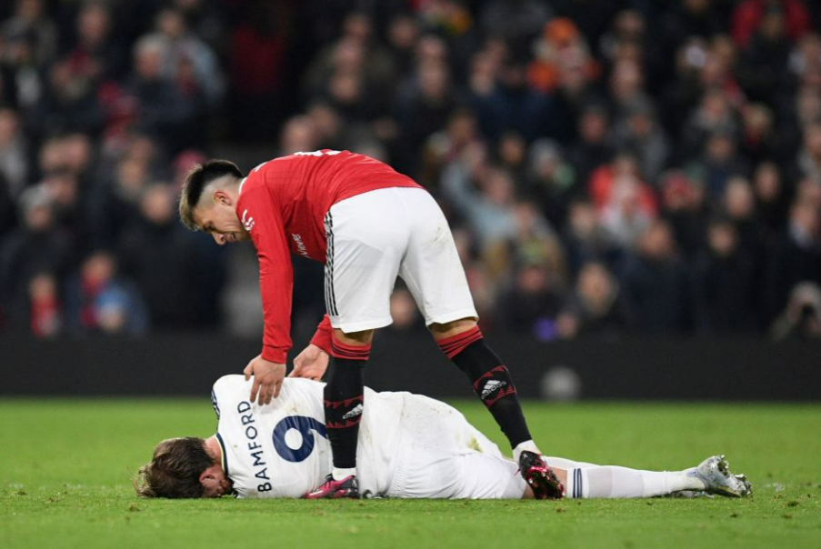 NHM tức giận khi Lisandro Martinez thoát án phạt 2