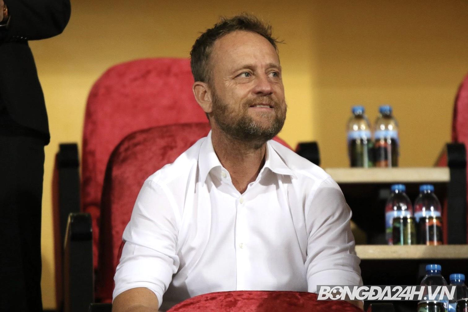 CAHN ba lần tới nhà cỏ và cú chốt với HLV Kiatisuk 2