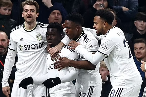 Ghi 2 bàn trong 8 phút, MU vẫn không thể giành 3 điểm trước Leeds United 2