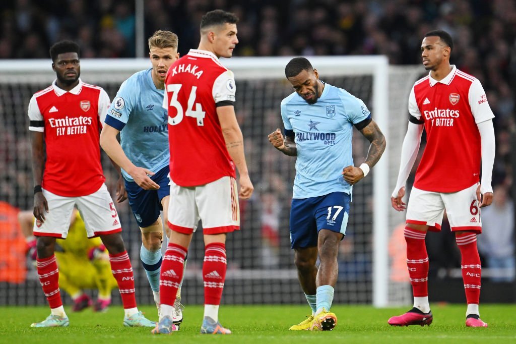 Ivan Toney cười vào mặt Xhaka sau khi ghi bàn 1