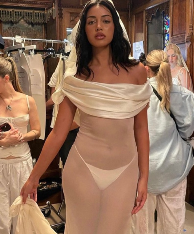 Bạn gái xinh đẹp của Dele Alli lại đốn tim NHM 1